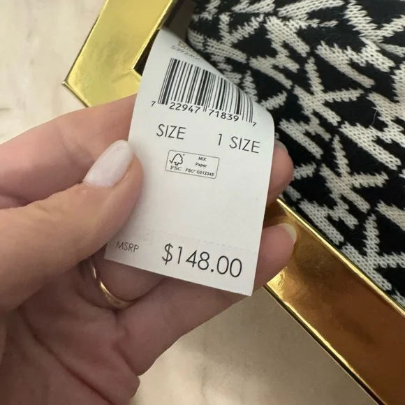 NWT Michael Kors 3 PCs Set Scraf, Hat, and Gloves - Picture 4 of 8